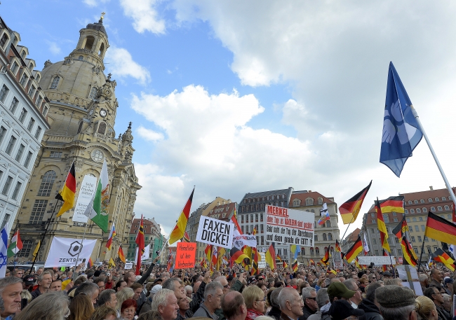 Almanya'da İslam ve göçmen karşıtı hareket PEGIDA protesto edildi